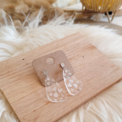 Boucles d’oreilles goutte en acrylique gravé motifs cœurs – Bijoux lég