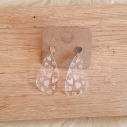 Boucles d’oreilles goutte en acrylique gravé motifs cœurs – Bijoux lég