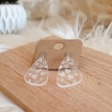 Boucles d’oreilles goutte en acrylique gravé motifs cœurs – Bijoux lég