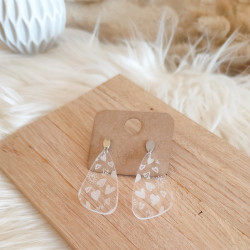 Boucles d’oreilles goutte en acrylique gravé motifs cœurs – Bijoux lég