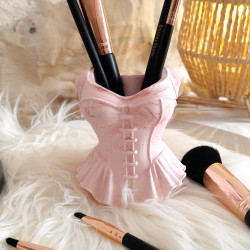 Pot bustier femme en résine naturelle – création artisanale