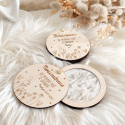 Miroir de poche personnalisé en bois gravé - Champs de fleurs – Cadeau Maîtresse, ATSEM ou Nounou
