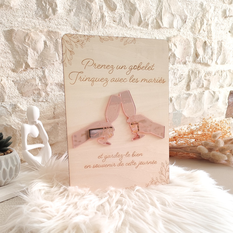 Pancarte / panneau en bois gravé - Pancarte personnalisée "Prenez un gobelet, trinquez avec les mariés..." - Décoration mariage