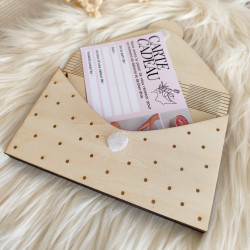 Enveloppe en bois personnalisée – Un écrin pour vos plus tendres inten