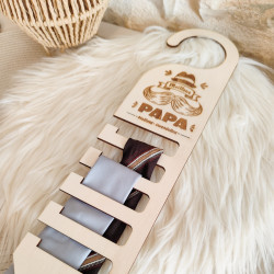 Porte cravate en bois gravée