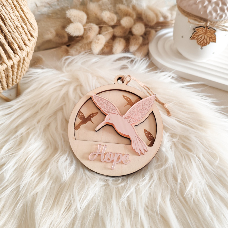 Boule de Noël “Colibri d’Espoir” – Bois Gravé & Miroir Rose