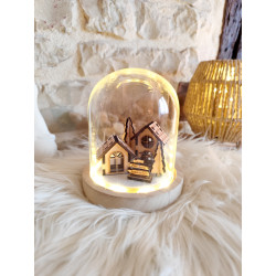 Cloche illuminée – Village de Noël gravé sur bois