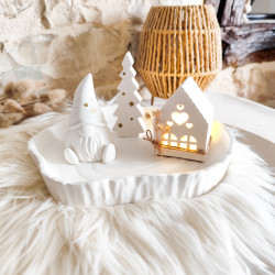 Ensemble Gnome, Sapin et Maisonnette Illuminée – Sur Tronc d’Arbre | Résine Naturelle